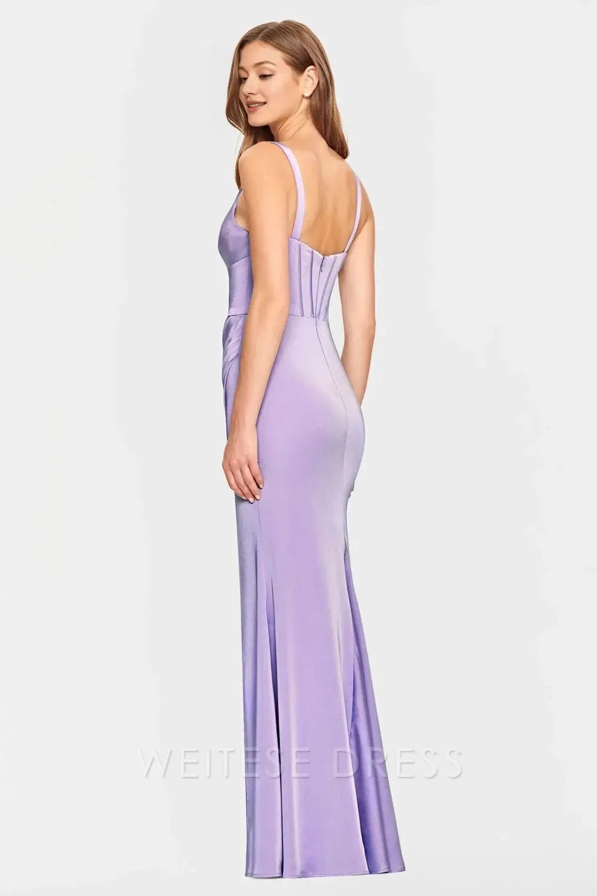 Robe Weitese élégante en satin lilas à décolleté plongeant en V, corsage froncé et fente haute, mettant en valeur une robe de bal chic et élégante